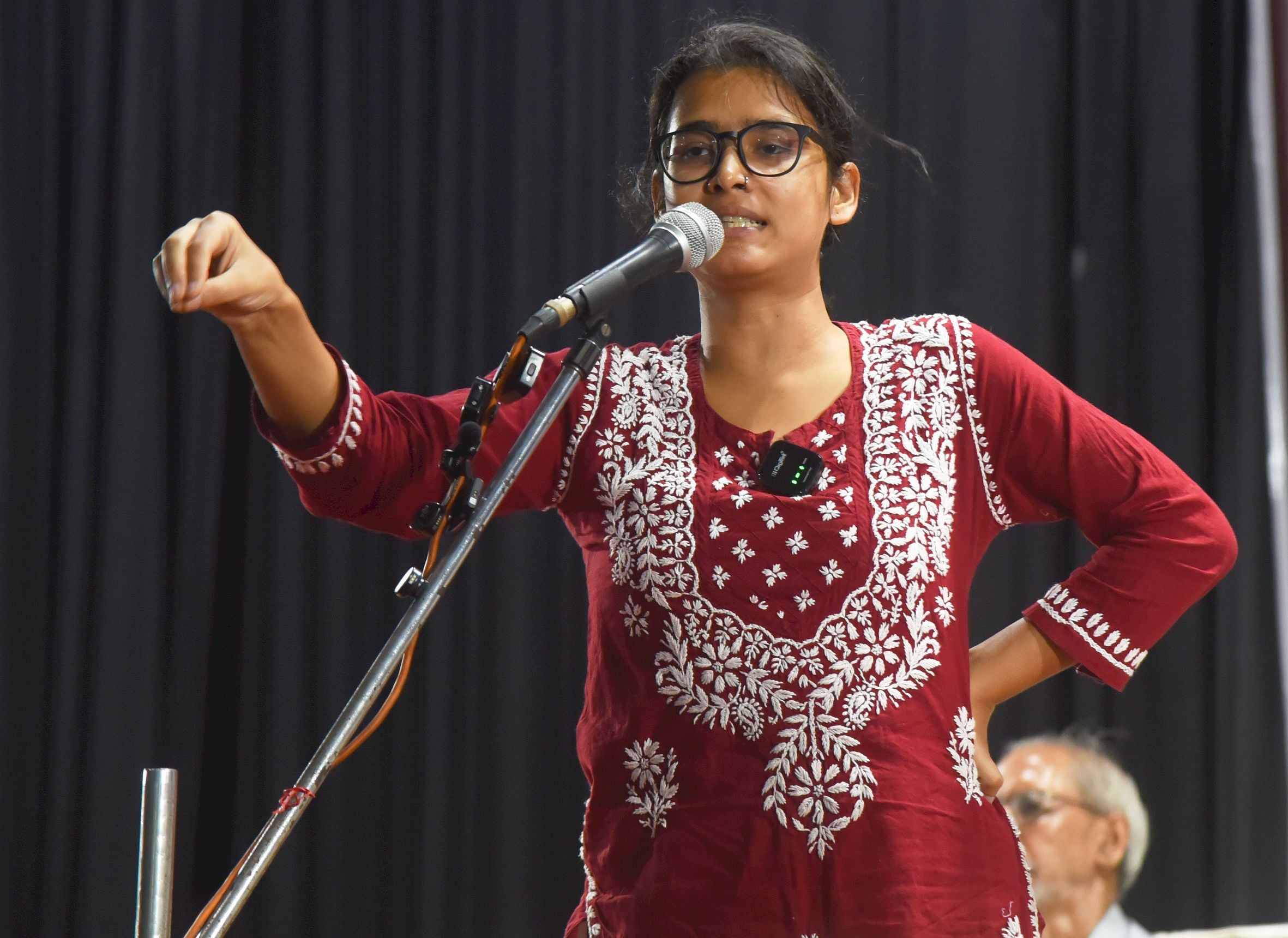 गांधी भवन में लोगों को संबोधित करतीं नेहा बोरा गांधी भवन में लोगों को संबोधित करतीं नेहा बोरा