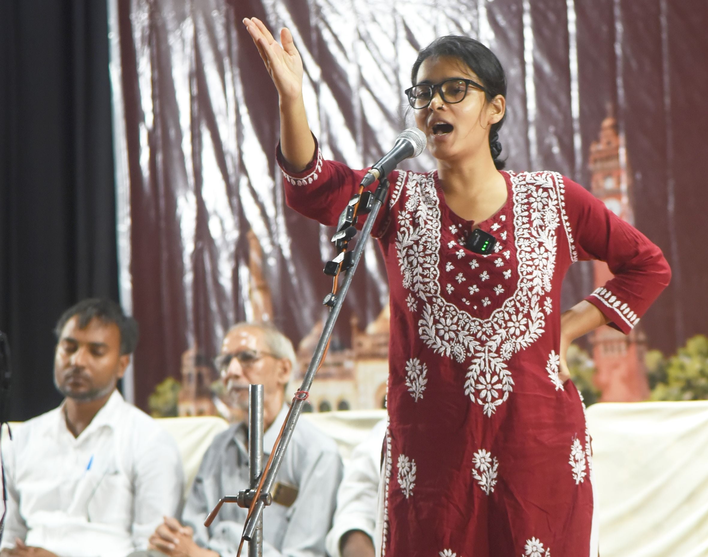 गांधी भवन में लोगों को संबोधित करतीं नेहा बोरा गांधी भवन में लोगों को संबोधित करतीं नेहा बोरा