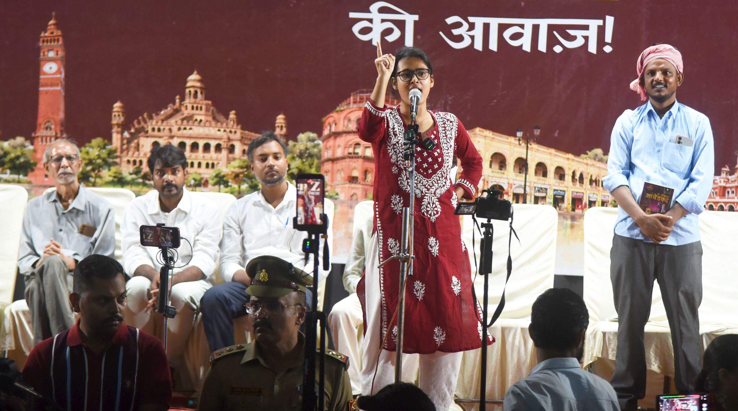 गांधी भवन में लोगों को संबोधित करतीं नेहा बोरा गांधी भवन में लोगों को संबोधित करतीं नेहा बोरा