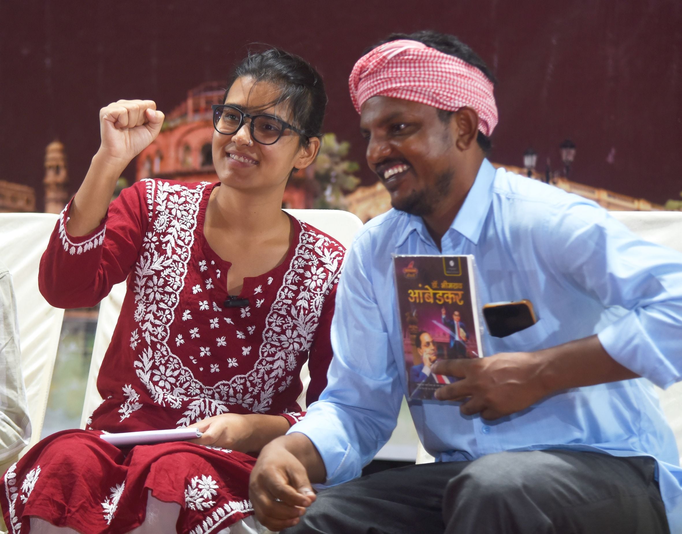 गांधी भवन में लोगों को संबोधित करतीं नेहा बोरा गांधी भवन में लोगों को संबोधित करतीं नेहा बोरा