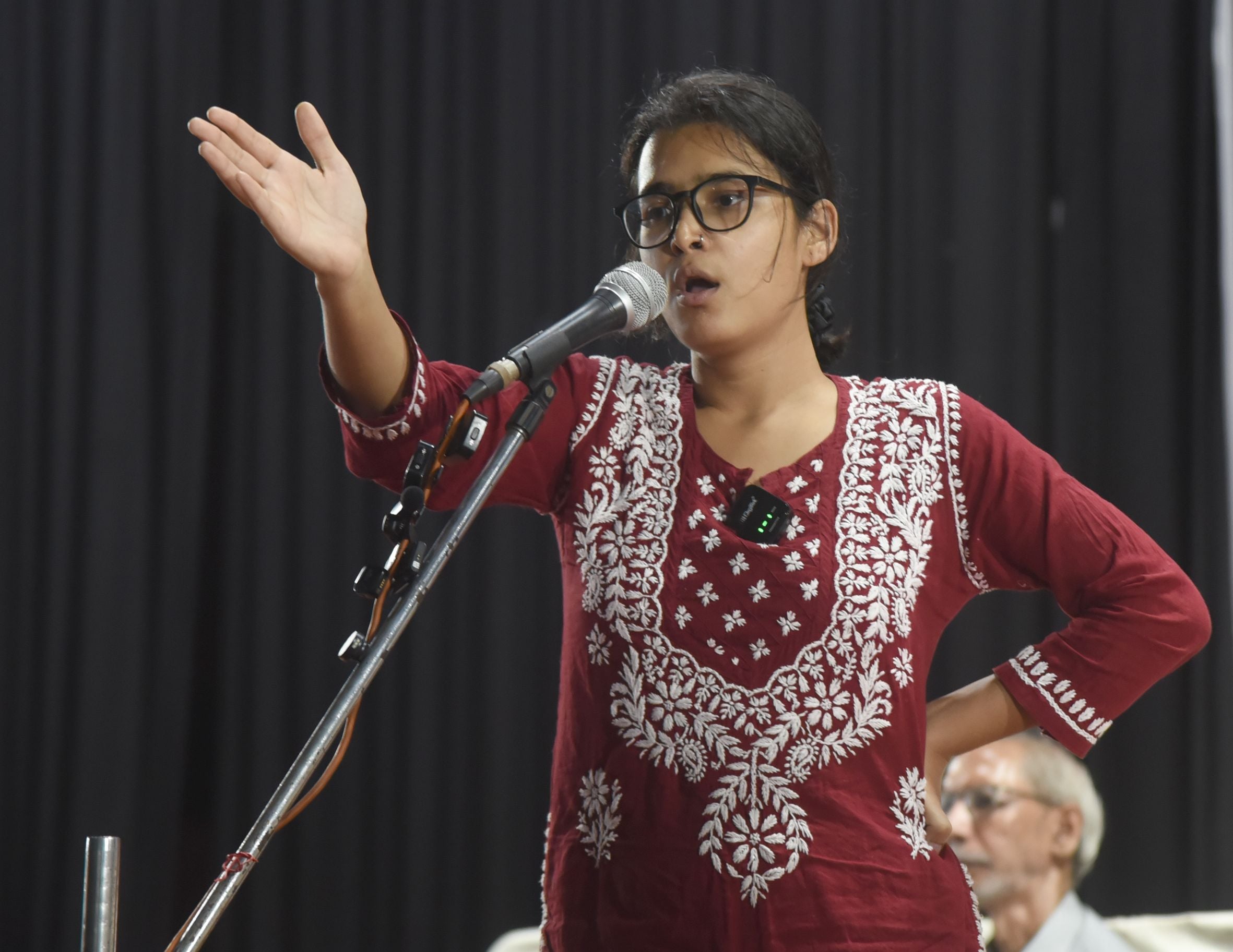 गांधी भवन में लोगों को संबोधित करतीं नेहा बोरा गांधी भवन में लोगों को संबोधित करतीं नेहा बोरा