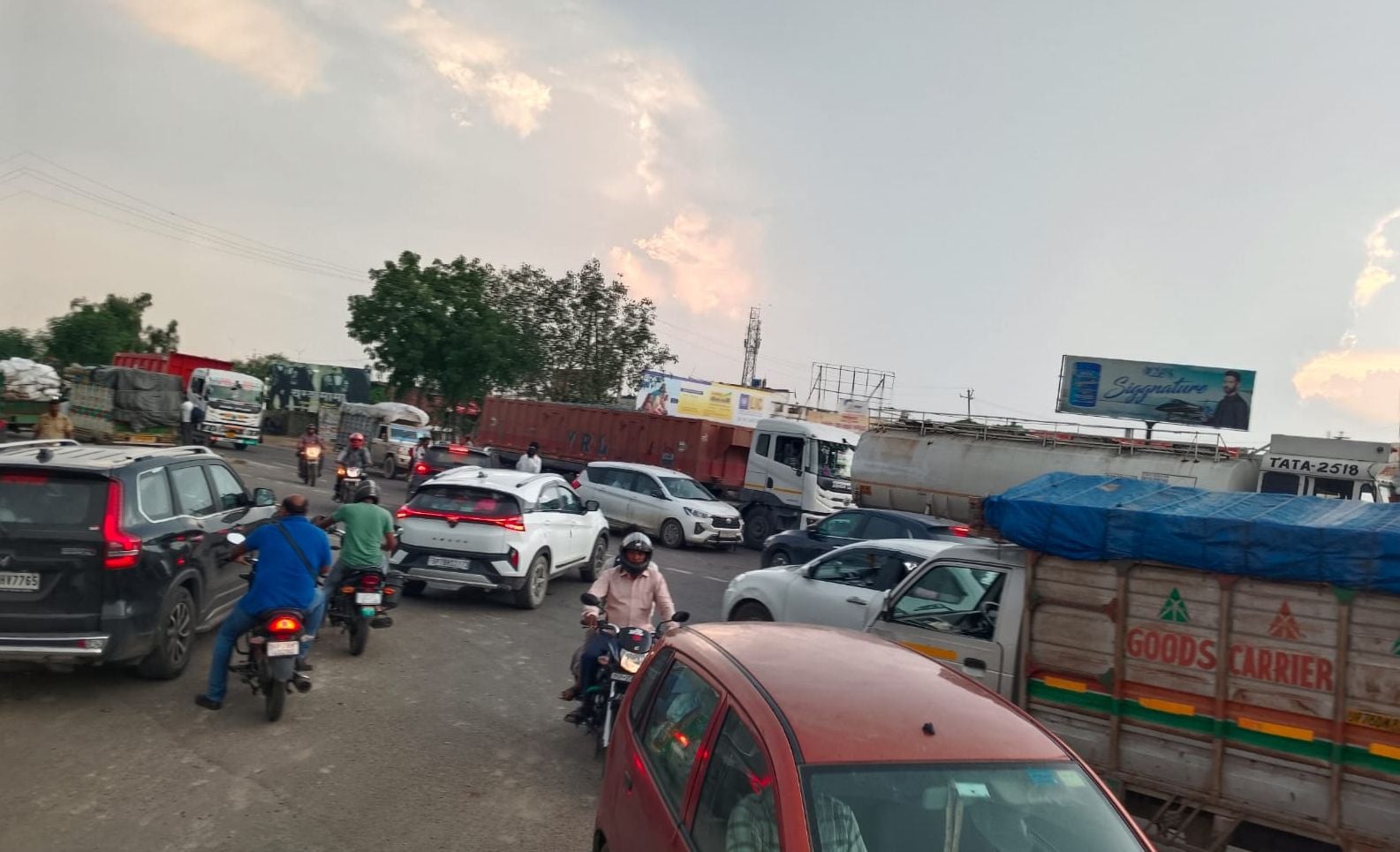 जाजमऊ गंगा पुल की आधी लेन को बंद करके मरम्मत करते श्रमिक। संवाद जाजमऊ गंगा पुल की आधी लेन को बंद करके मरम्मत करते श्रमिक। संवाद