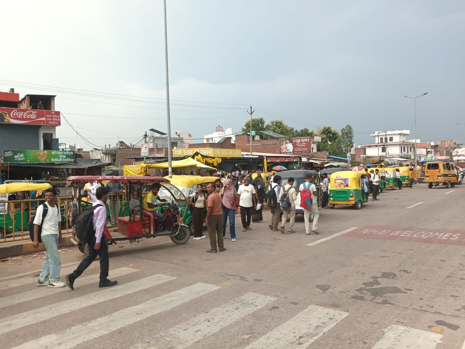 जाजमऊ गंगा पुल की आधी लेन को बंद करके मरम्मत करते श्रमिक। संवाद जाजमऊ गंगा पुल की आधी लेन को बंद करके मरम्मत करते श्रमिक। संवाद