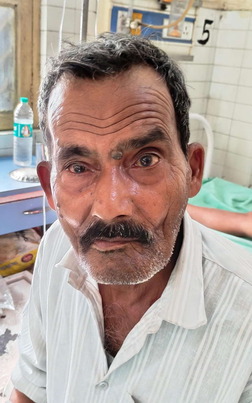 जिला अस्पताल में भर्ती निशु। संवाद