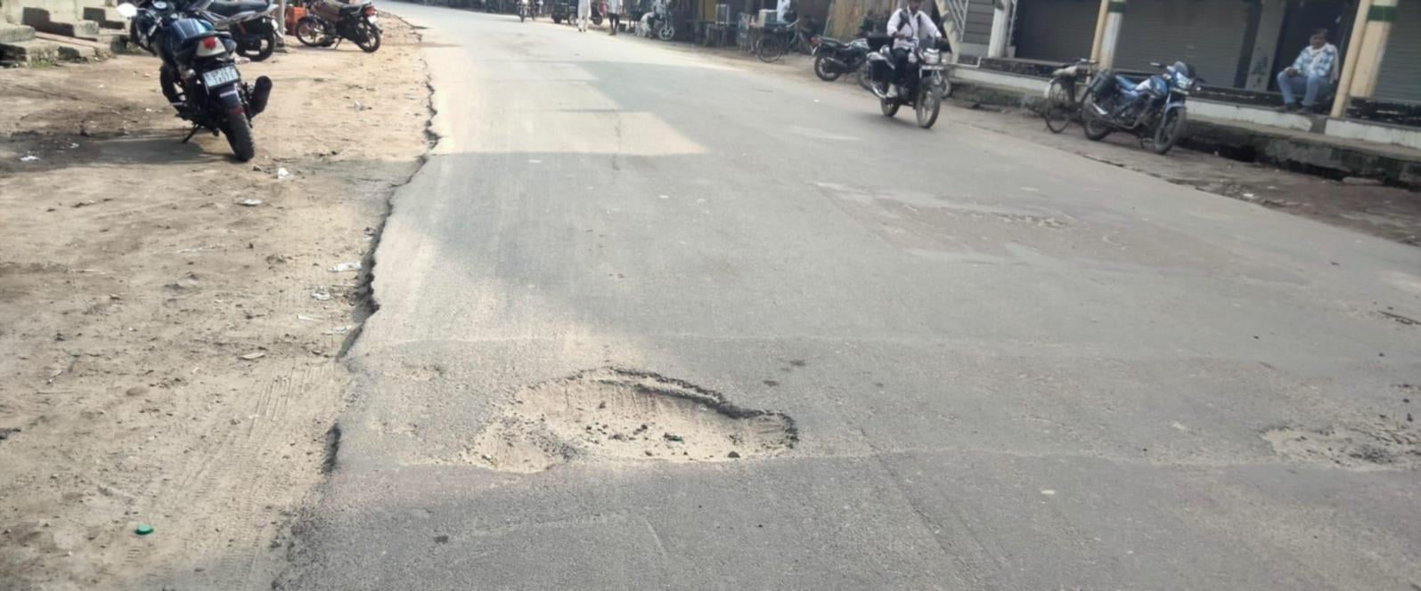 जिले में बदहाल सड़कें।