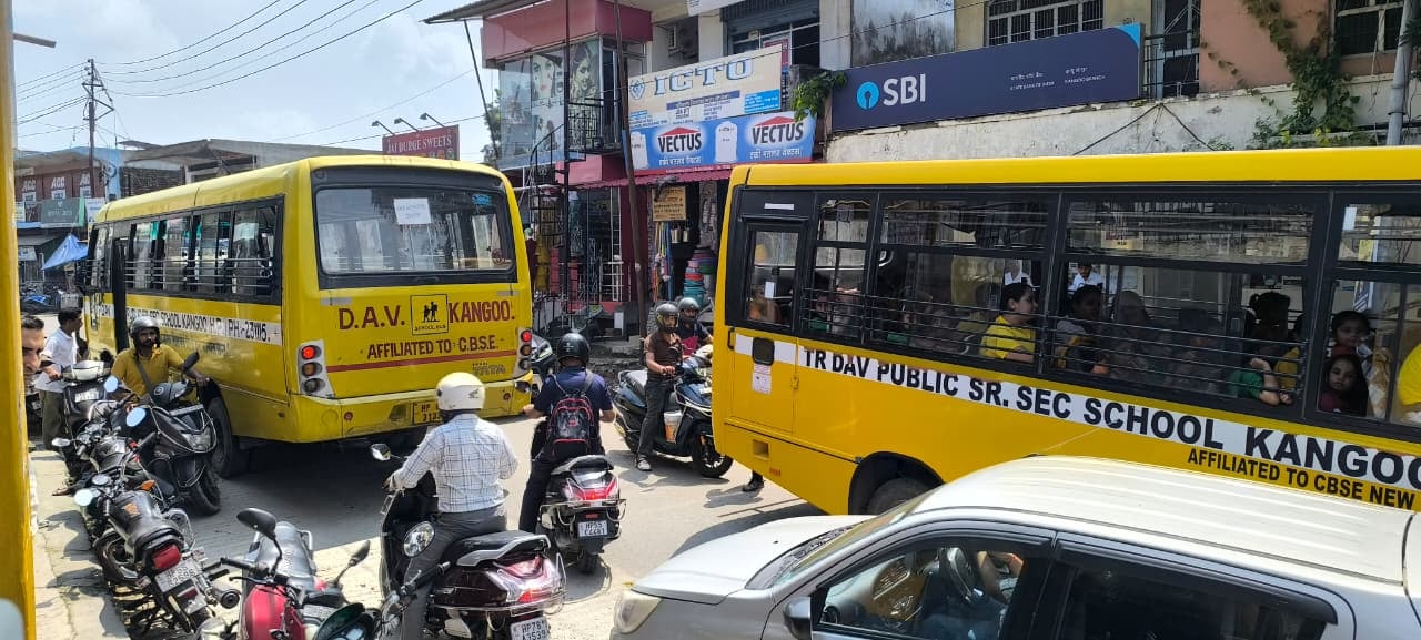 कांगू बाजार में बेतरतीव तरीके से खड़े वाहनों से लगा जाम। संवाद