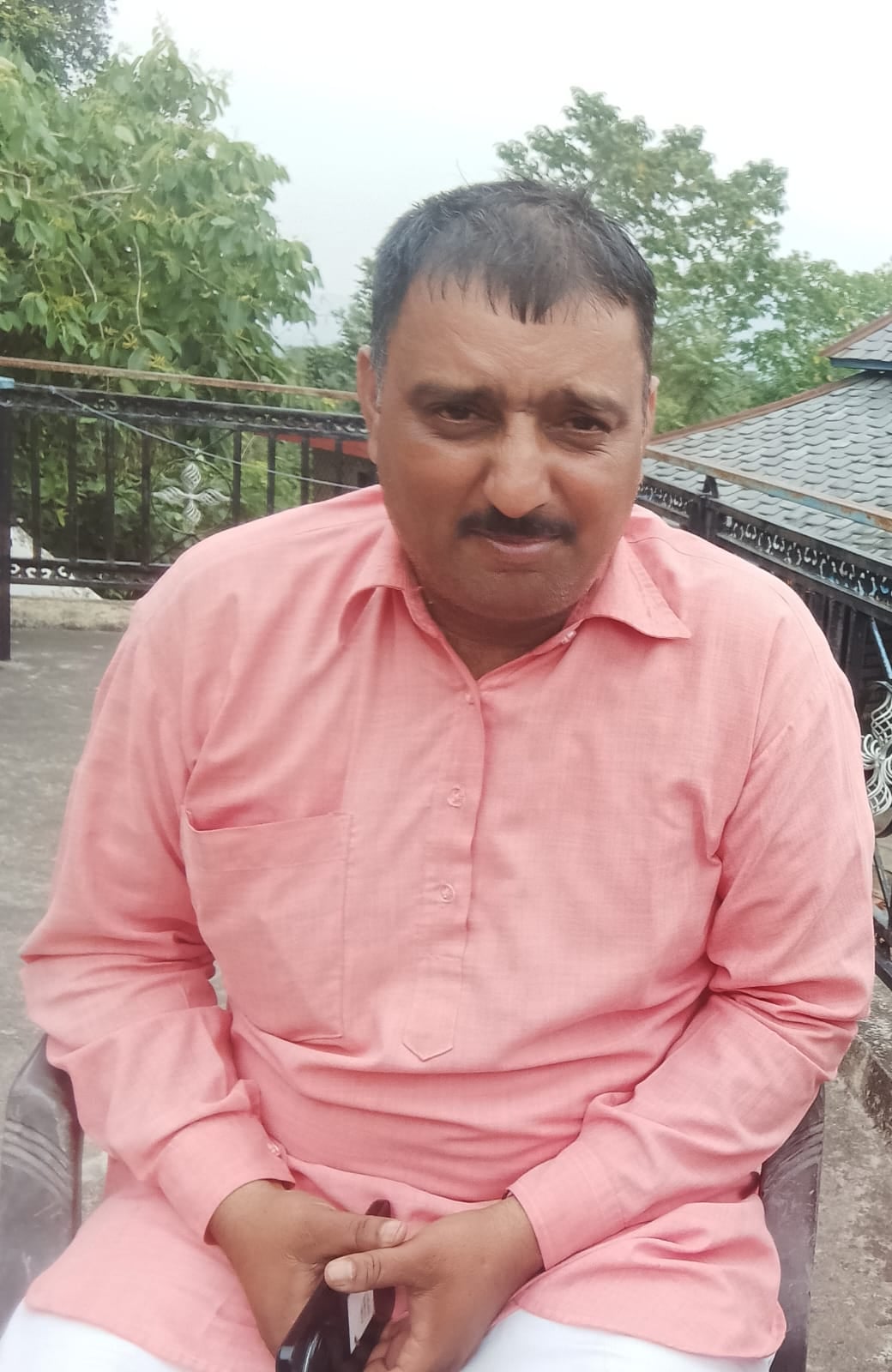 कांगू बाजार में बेतरतीव तरीके से खड़े वाहनों से लगा जाम। संवाद