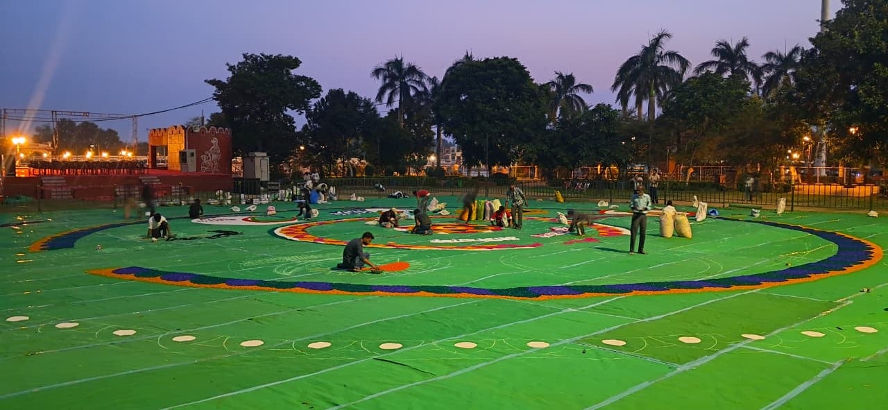 कुरुक्षेत्र। ब्रह्मसरोवर के पुरुषोत्तमपुरा बाग में आर्कषक रंगोली तैयार करते कलाकार। संवाद 