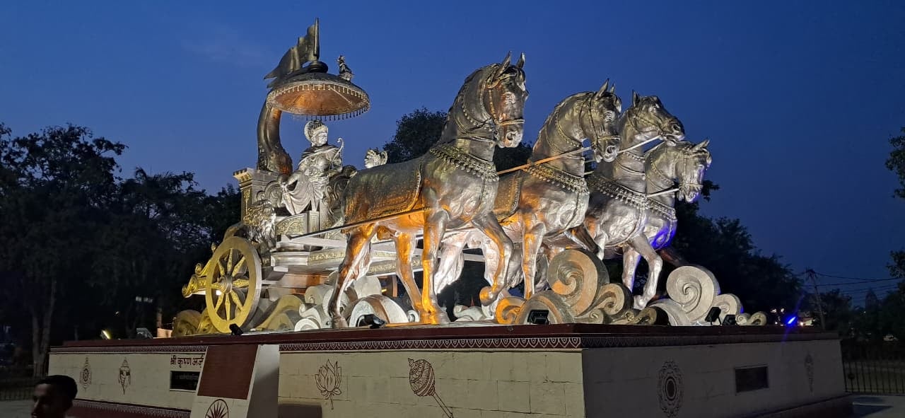 कुरुक्षेत्र। ब्रह्मसरोवर के पुरुषोत्तमपुरा बाग में आर्कषक रंगोली तैयार करते कलाकार। संवाद 