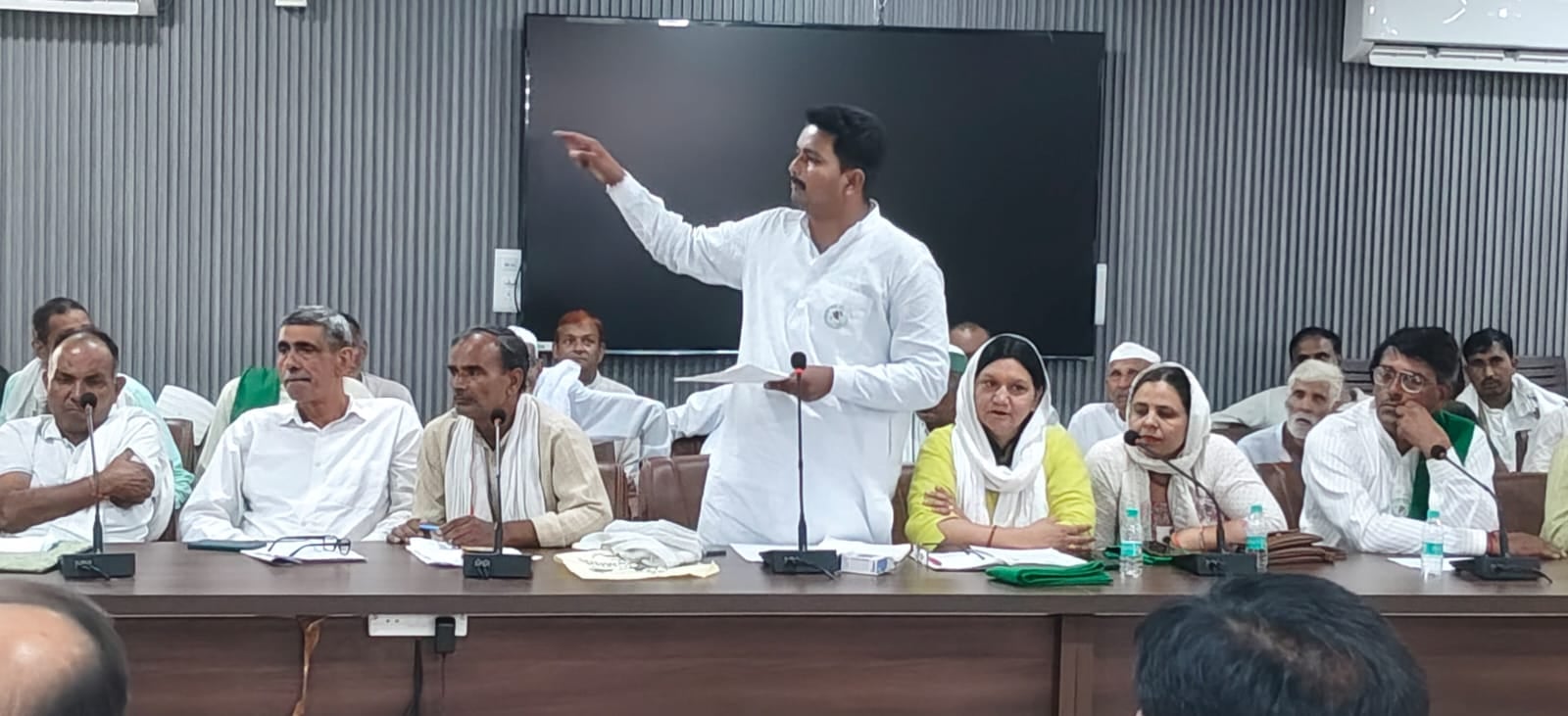 किसान दिवस में बोलते किसान। संवाद