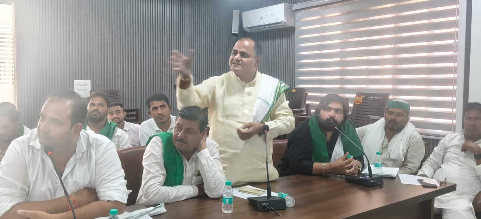 किसान दिवस में बोलते किसान। संवाद