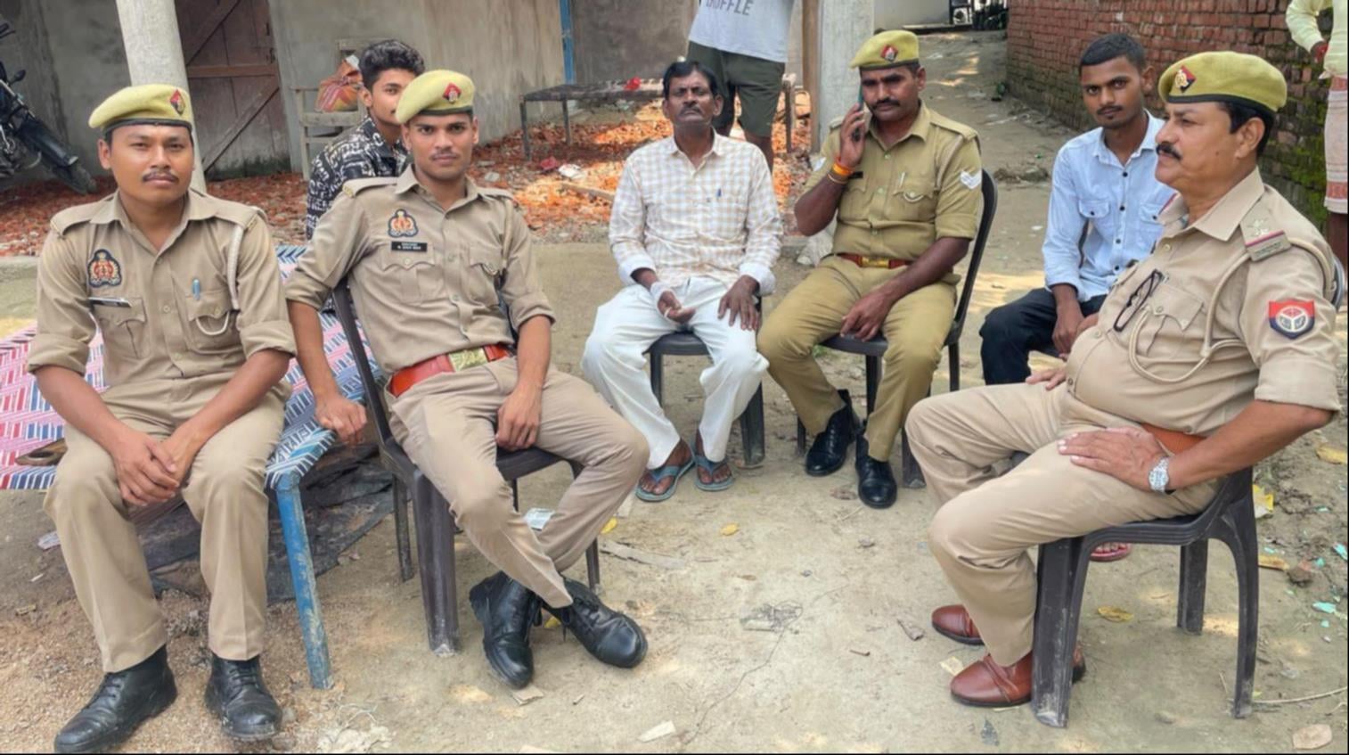 क्सड़िया में मृतक विनोद साहनी के परिजनों को ढांढस बंधाते मोस्ट कल्याण संस्थान के लोग व तैनात पुल