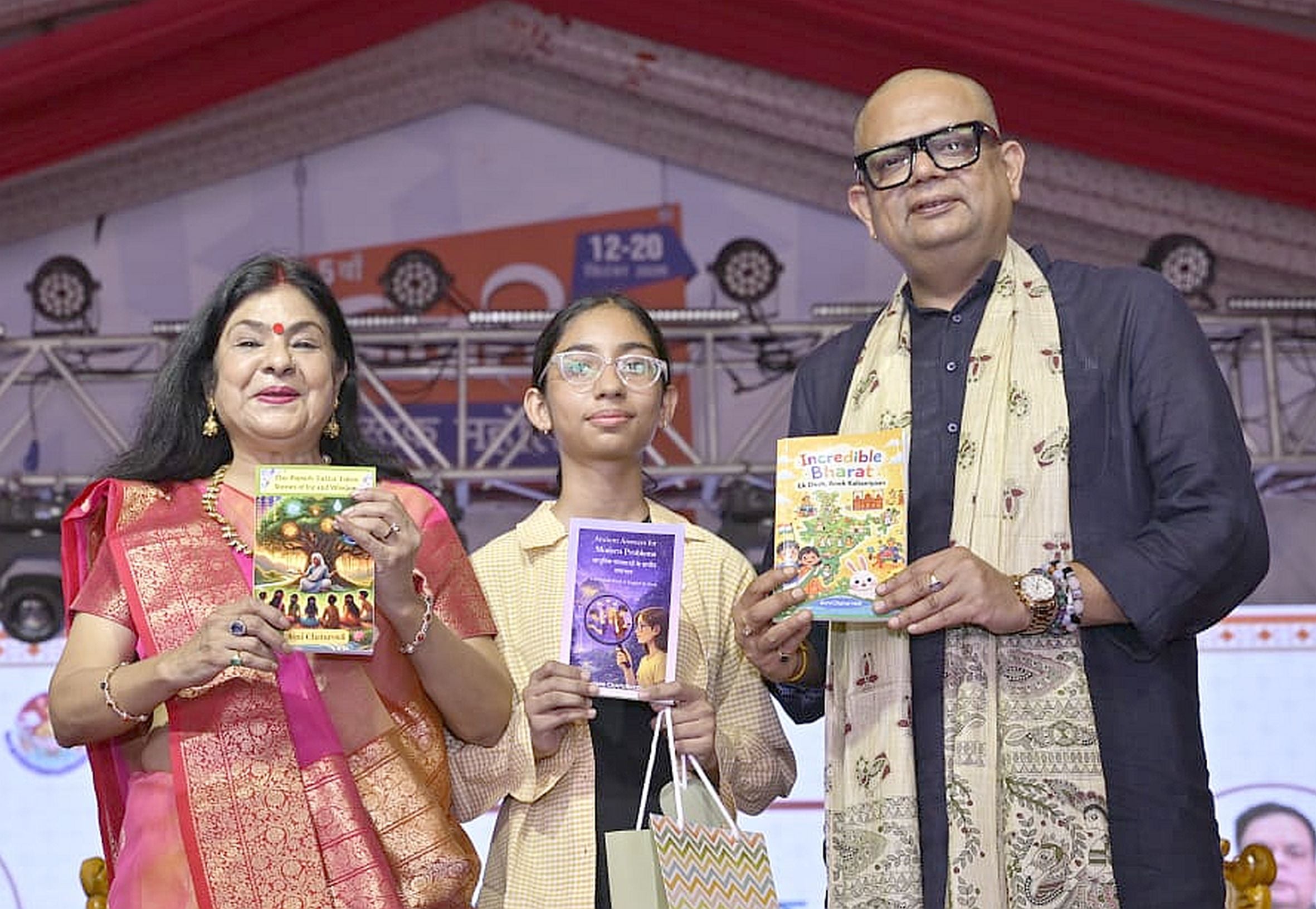 लखनऊ विश्वविद्यालय में पुस्तक मेले में किताबें देखते लोग और प्रदर्शनी देते कलाकार। लखनऊ विश्वविद्यालय में पुस्तक मेले में किताबें देखते लोग और प्रदर्शनी देते कलाकार।