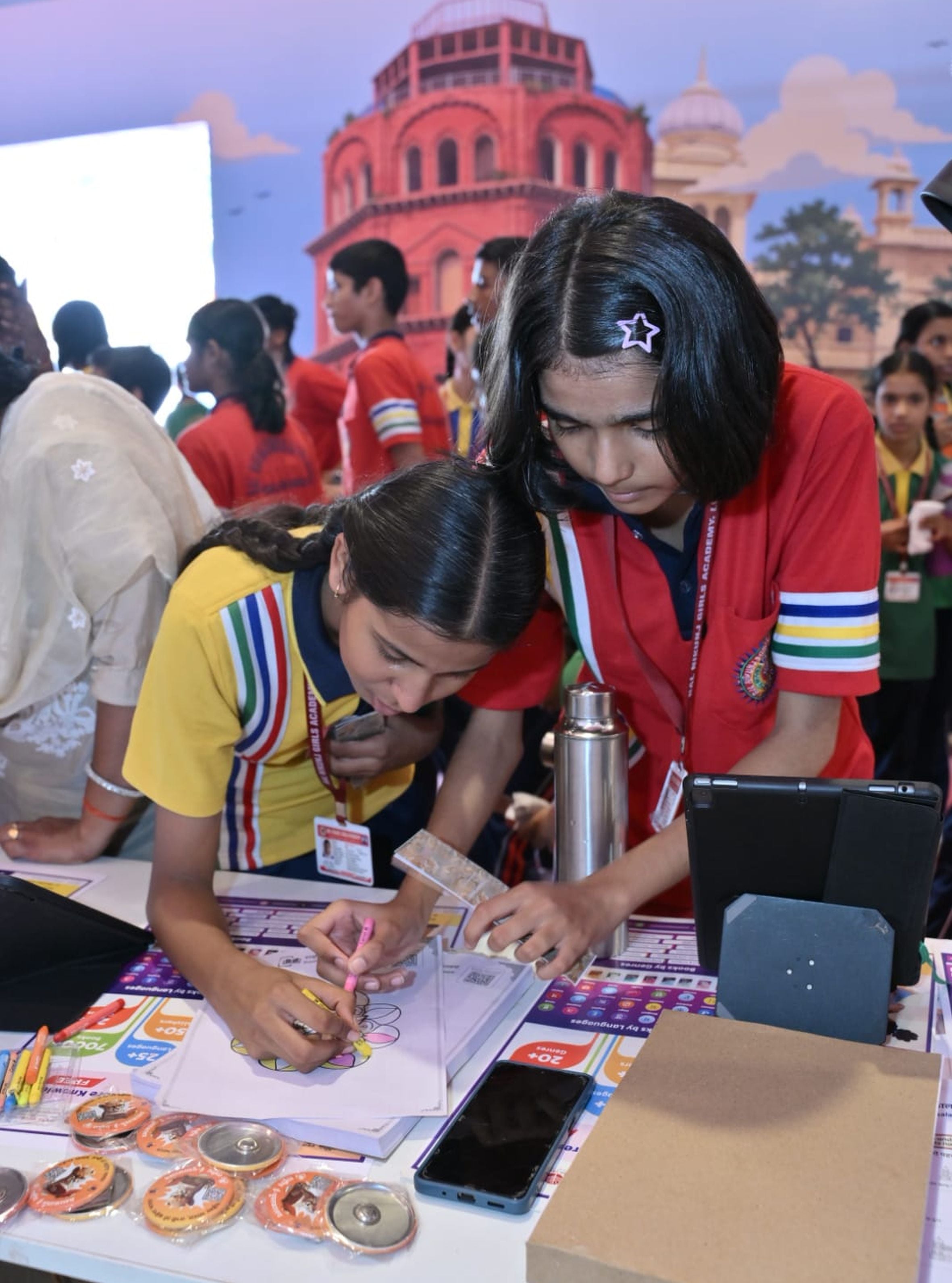 लखनऊ विश्वविद्यालय में पुस्तक मेले में किताबें देखते लोग और प्रदर्शनी देते कलाकार। लखनऊ विश्वविद्यालय में पुस्तक मेले में किताबें देखते लोग और प्रदर्शनी देते कलाकार।