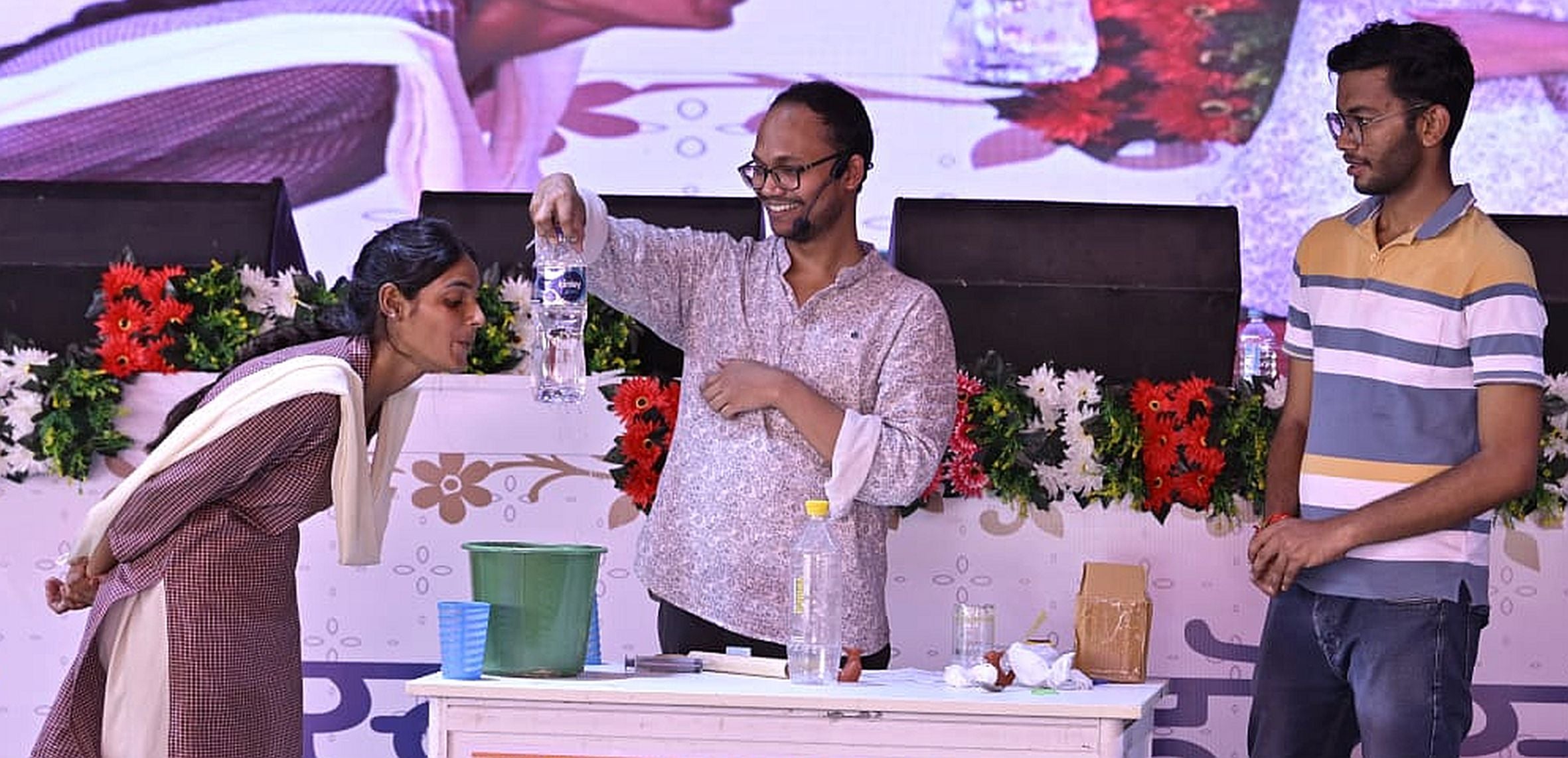 लखनऊ विश्वविद्यालय में पुस्तक मेले में किताबें देखते लोग और प्रदर्शनी देते कलाकार। लखनऊ विश्वविद्यालय में पुस्तक मेले में किताबें देखते लोग और प्रदर्शनी देते कलाकार।