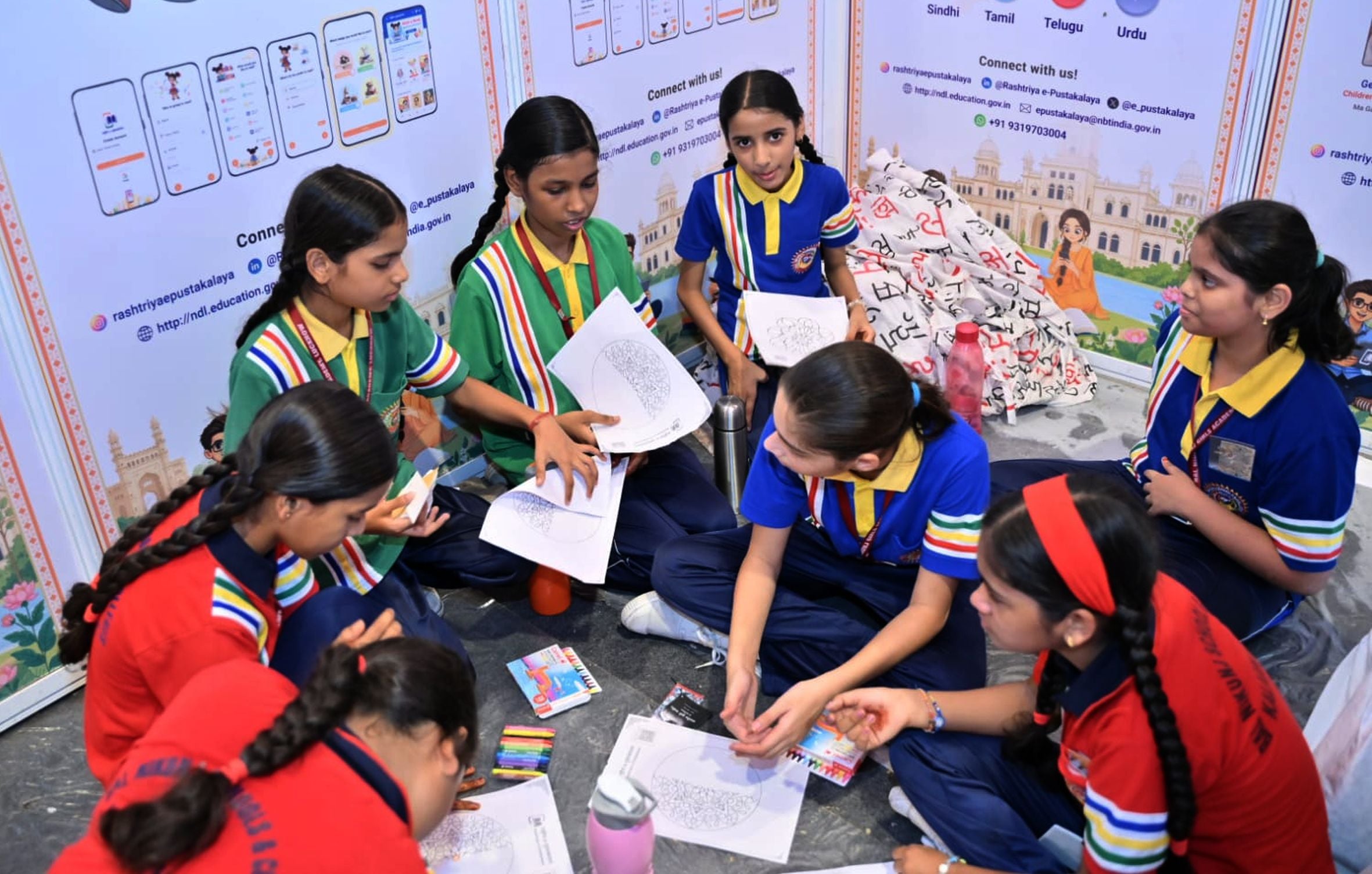 लखनऊ विश्वविद्यालय में पुस्तक मेले में किताबें देखते लोग और प्रदर्शनी देते कलाकार। लखनऊ विश्वविद्यालय में पुस्तक मेले में किताबें देखते लोग और प्रदर्शनी देते कलाकार।