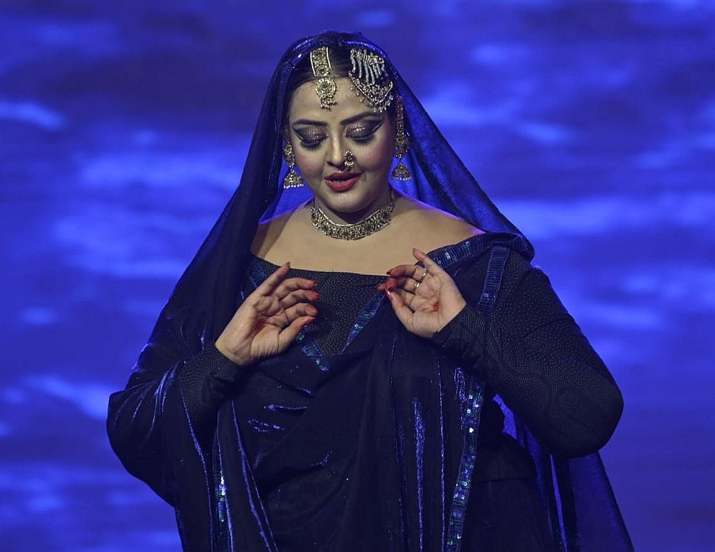 लखनऊ विश्वविद्यालय में पुस्तक मेले में किताबें देखते लोग और प्रदर्शनी देते कलाकार। लखनऊ विश्वविद्यालय में पुस्तक मेले में किताबें देखते लोग और प्रदर्शनी देते कलाकार।