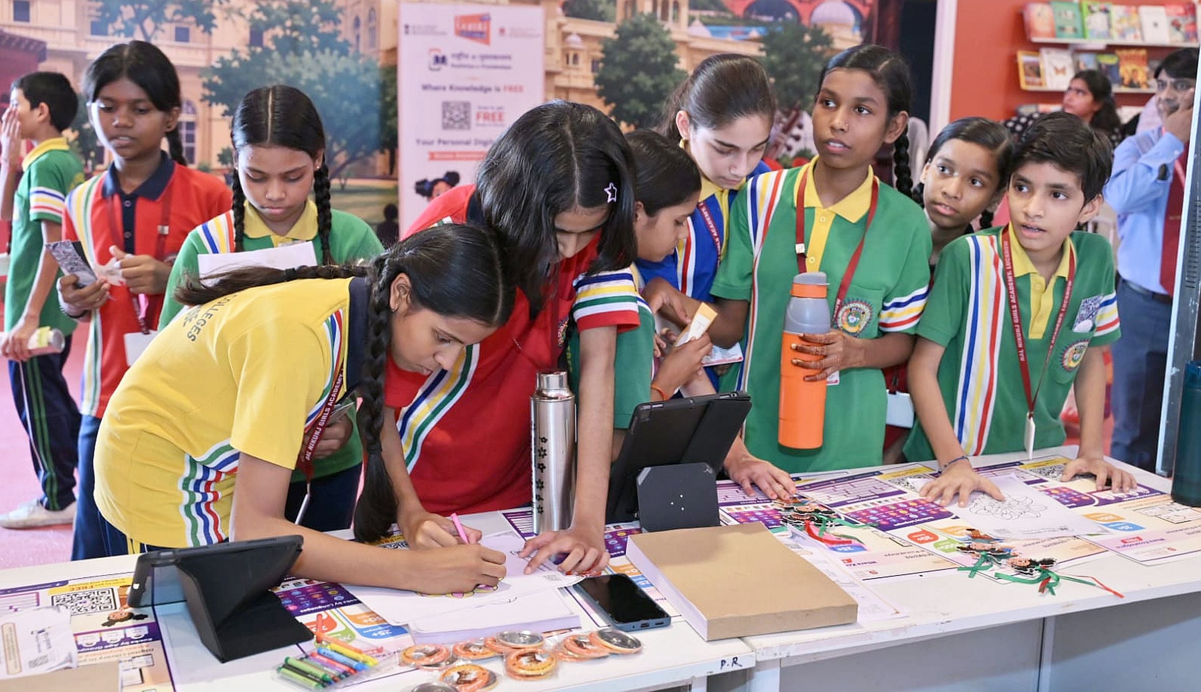 लखनऊ विश्वविद्यालय में पुस्तक मेले में किताबें देखते लोग और प्रदर्शनी देते कलाकार। लखनऊ विश्वविद्यालय में पुस्तक मेले में किताबें देखते लोग और प्रदर्शनी देते कलाकार।