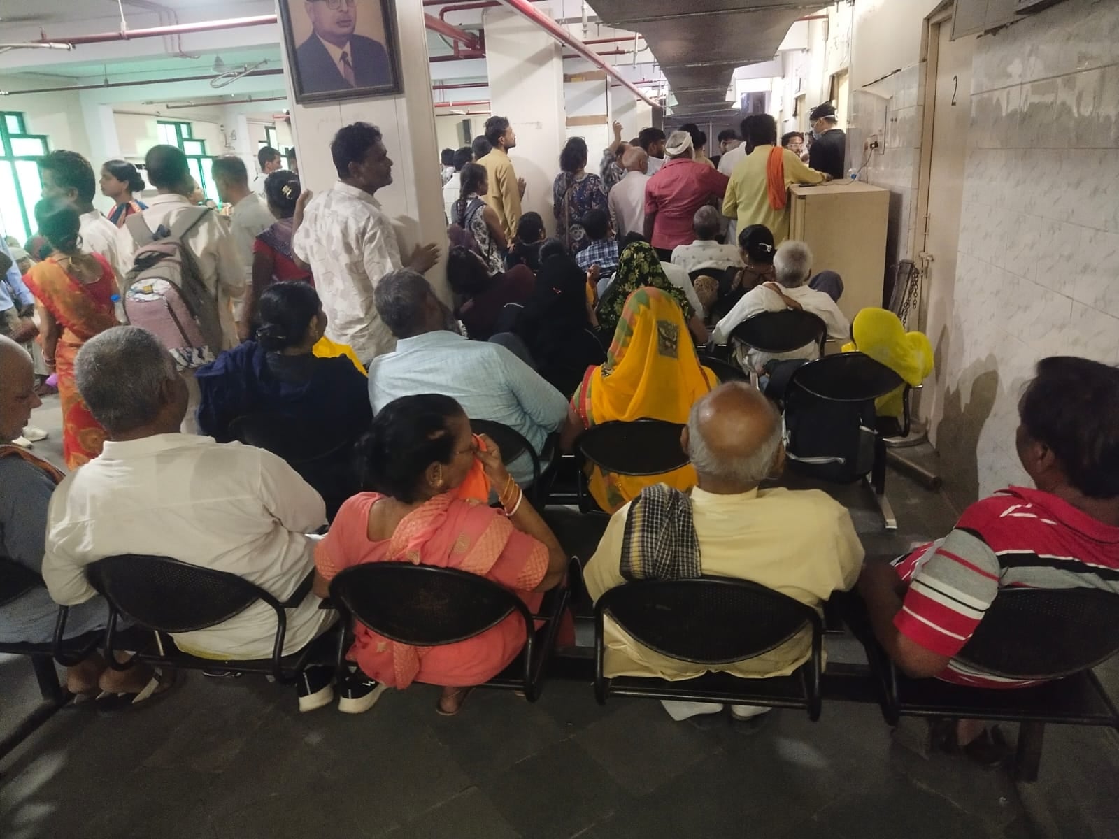 लारी कॉर्डियोलॉजी की ओपीडी में मरीजों की भीड़।