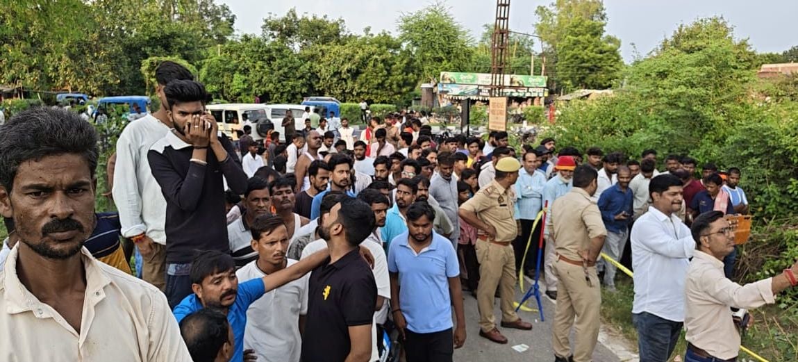 मोहनलालगंज-निगोहां पुलिस के बीच सीमा विवाद को सुलझाने के लिए पैमाइश करतीं लेखपाल। मोहनलालगंज-निगोहां पुलिस के बीच सीमा विवाद को सुलझाने के लिए पैमाइश करतीं लेखपाल।