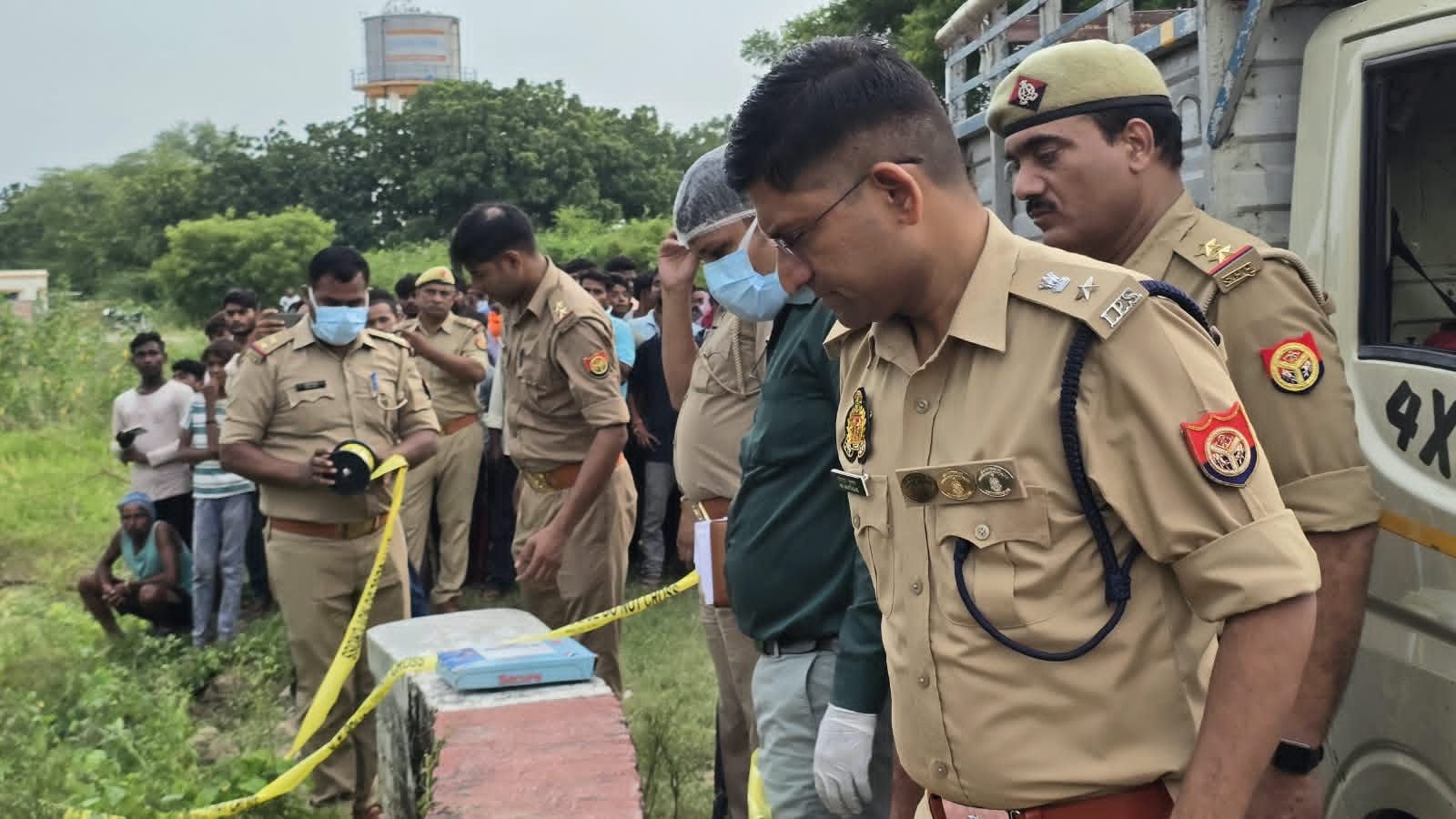 मोहनलालगंज-निगोहां पुलिस के बीच सीमा विवाद को सुलझाने के लिए पैमाइश करतीं लेखपाल। मोहनलालगंज-निगोहां पुलिस के बीच सीमा विवाद को सुलझाने के लिए पैमाइश करतीं लेखपाल।