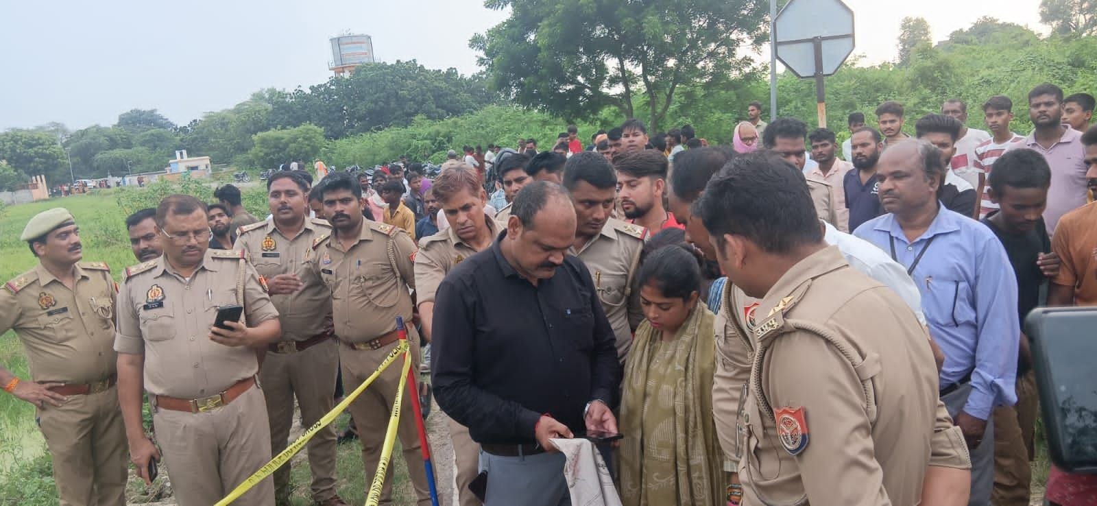 मोहनलालगंज-निगोहां पुलिस के बीच सीमा विवाद को सुलझाने के लिए पैमाइश करतीं लेखपाल। मोहनलालगंज-निगोहां पुलिस के बीच सीमा विवाद को सुलझाने के लिए पैमाइश करतीं लेखपाल।