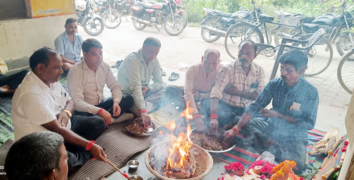 मुजरिया विद्युत उपकेंद्र पर हवन-पूजन करते विद्युत निगम के अधिकारी, कर्मचारी। संवाद मुजरिया विद्युत उपकेंद्र पर हवन-पूजन करते विद्युत निगम के अधिकारी, कर्मचारी। संवाद