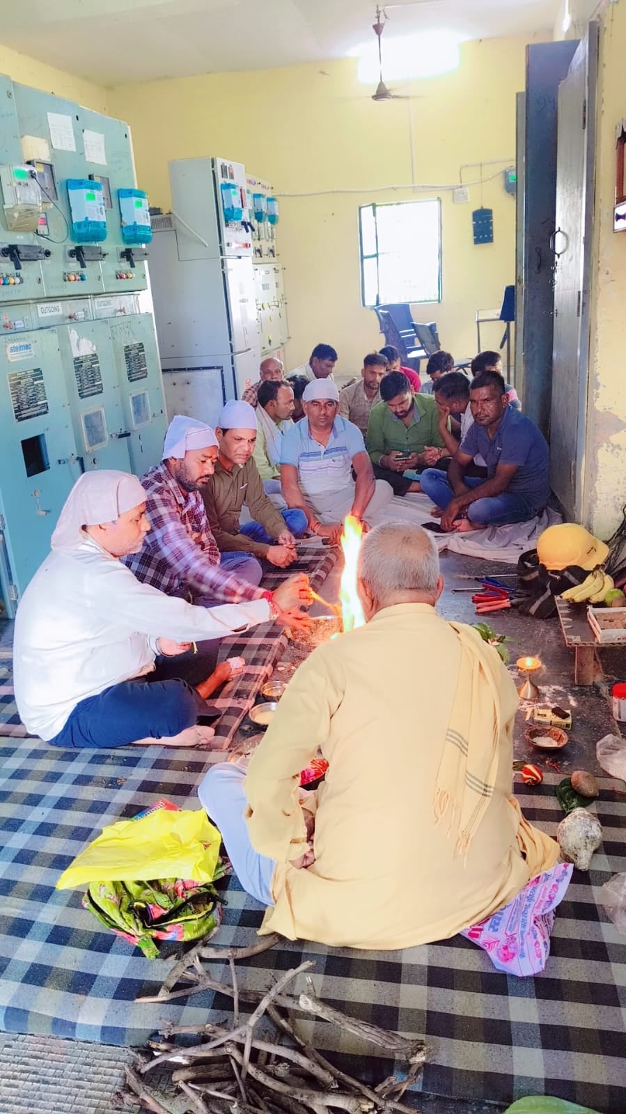 मुजरिया विद्युत उपकेंद्र पर हवन-पूजन करते विद्युत निगम के अधिकारी, कर्मचारी। संवाद मुजरिया विद्युत उपकेंद्र पर हवन-पूजन करते विद्युत निगम के अधिकारी, कर्मचारी। संवाद