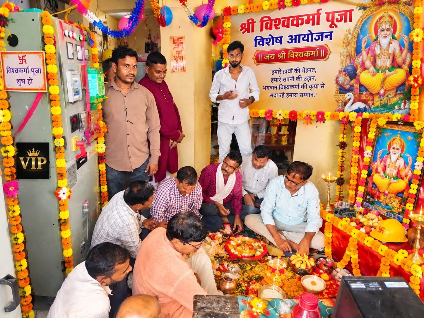 मुजरिया विद्युत उपकेंद्र पर हवन-पूजन करते विद्युत निगम के अधिकारी, कर्मचारी। संवाद मुजरिया विद्युत उपकेंद्र पर हवन-पूजन करते विद्युत निगम के अधिकारी, कर्मचारी। संवाद