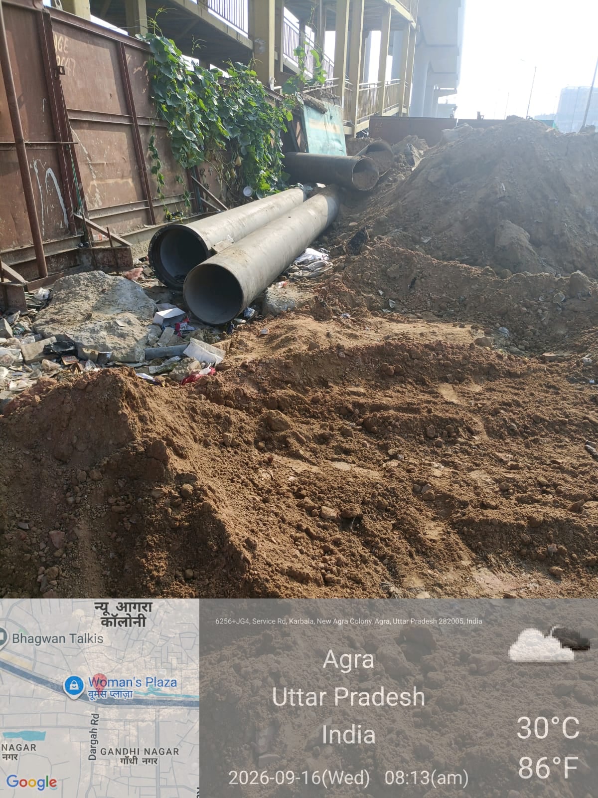 मेट्रो ने बिना अनुमति लिए जलकल विभाग की 12 इंच की लाइन शिफ्ट करने के लिए की खुदाई। मेट्रो ने बिना अनुमति लिए जलकल विभाग की 12 इंच की लाइन शिफ्ट करने के लिए की खुदाई।