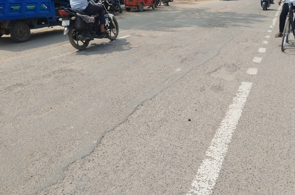 नगर के बहराइच मार्ग पर पहलवारा के पास जर्जर सड़क।
