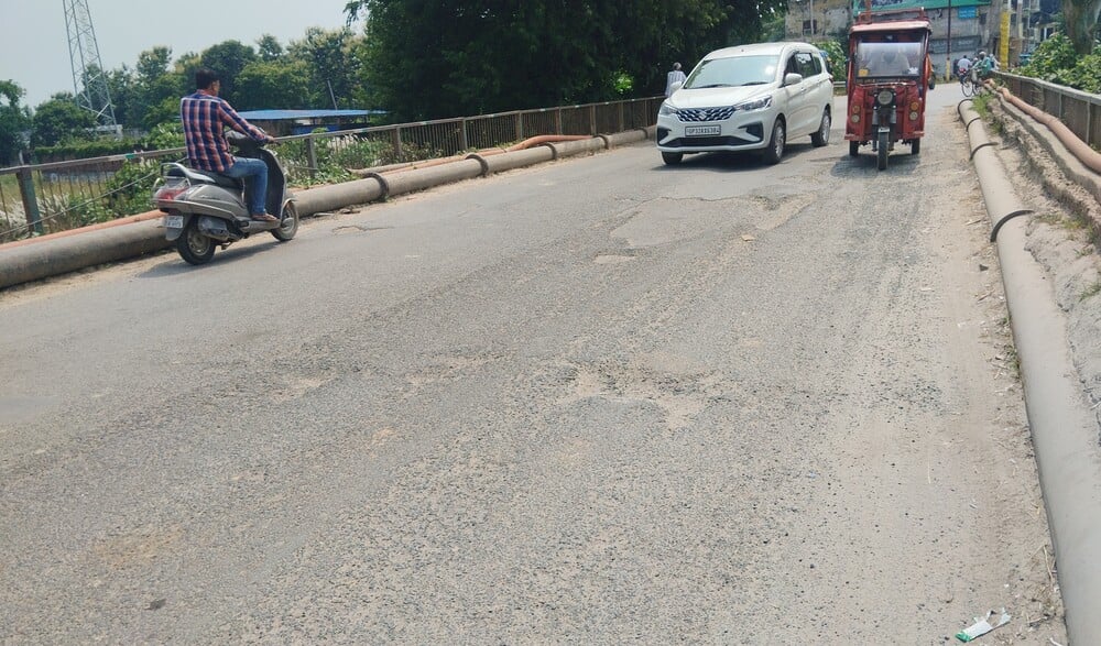 नगर के बहराइच मार्ग पर पहलवारा के पास जर्जर सड़क।
