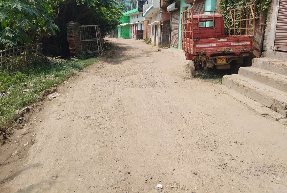 नगर के बहराइच मार्ग पर पहलवारा के पास जर्जर सड़क।