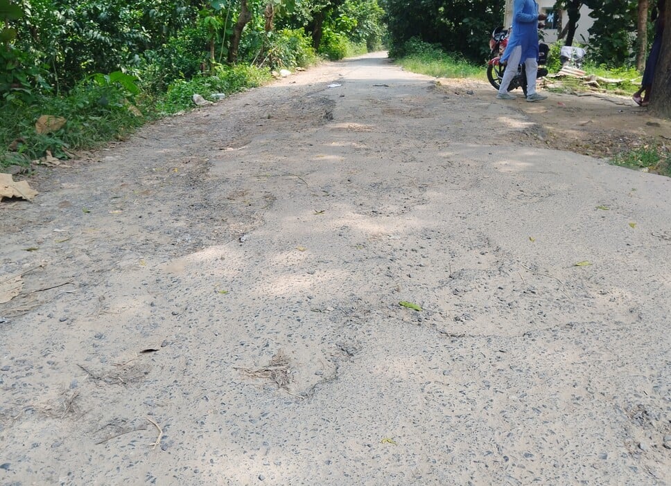 नगर के बहराइच मार्ग पर पहलवारा के पास जर्जर सड़क।