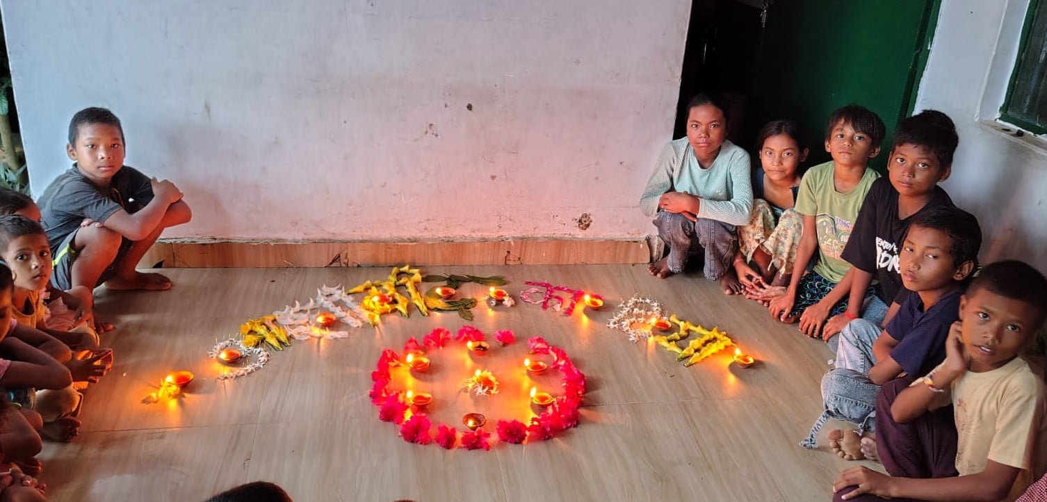 नगर के झारखंडी सरोवर की सफाई करते भाजपा पदाधिकारी।