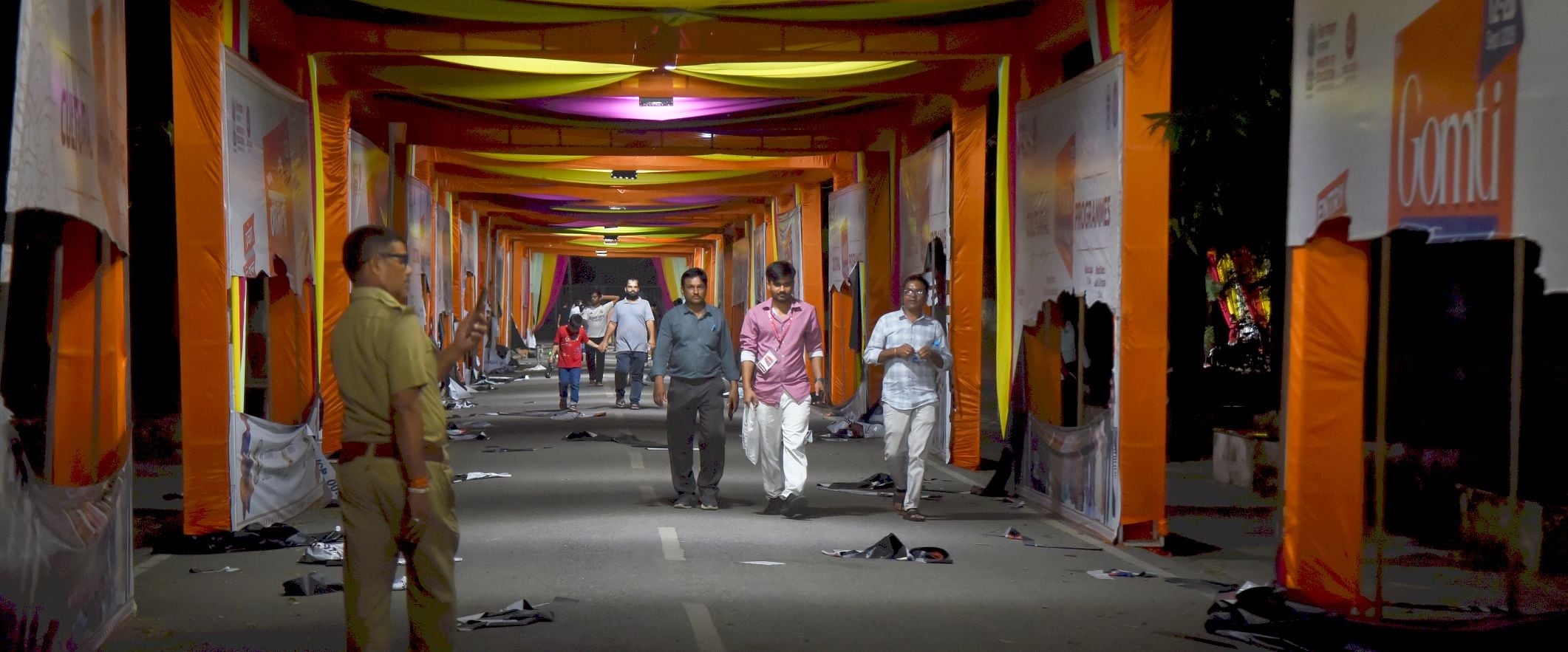 निलंबन के विरोध में लविवि परिसर में बुधवा को प्रदर्शन हुआ। निलंबन के विरोध में लविवि परिसर में बुधवा को प्रदर्शन हुआ।