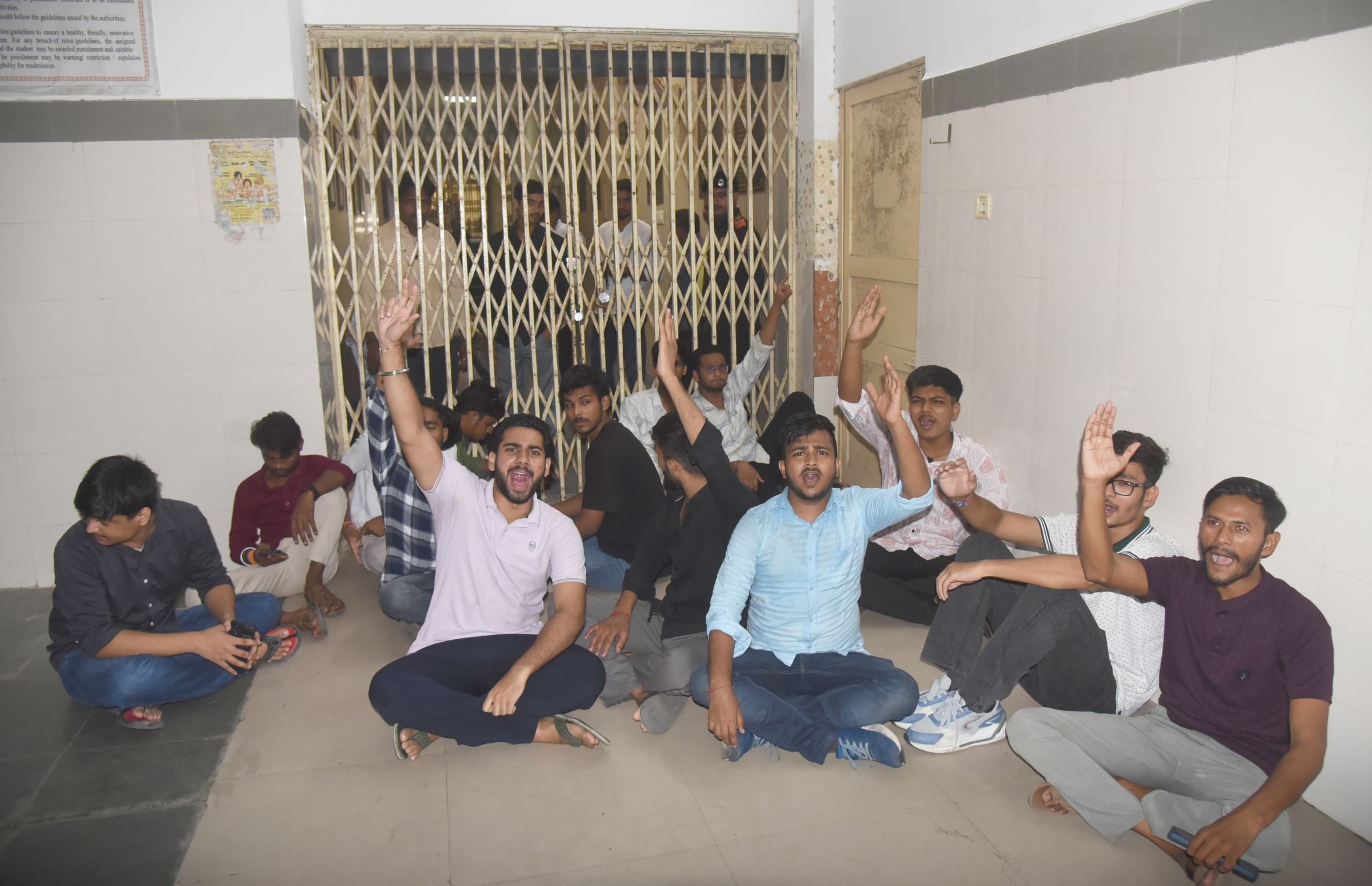निलंबन के विरोध में लविवि परिसर में बुधवा को प्रदर्शन हुआ। निलंबन के विरोध में लविवि परिसर में बुधवा को प्रदर्शन हुआ।