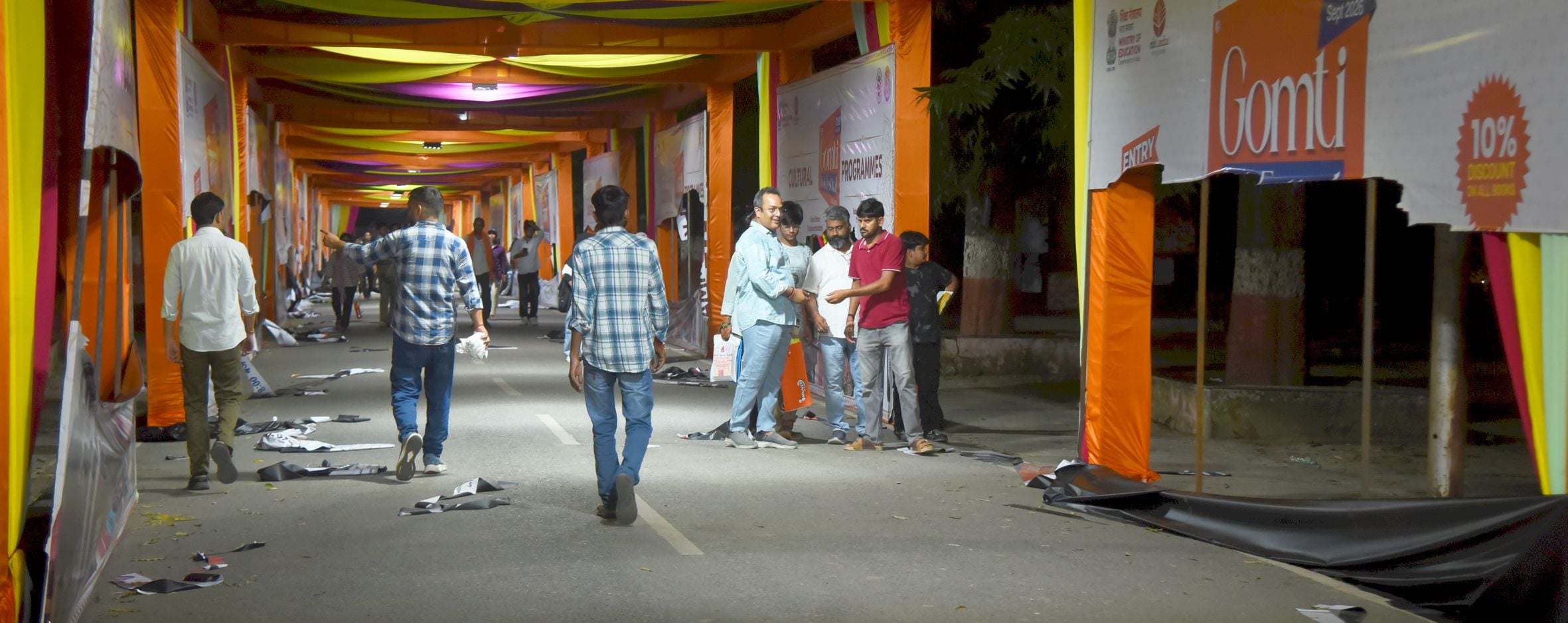 निलंबन के विरोध में लविवि परिसर में बुधवा को प्रदर्शन हुआ। निलंबन के विरोध में लविवि परिसर में बुधवा को प्रदर्शन हुआ।