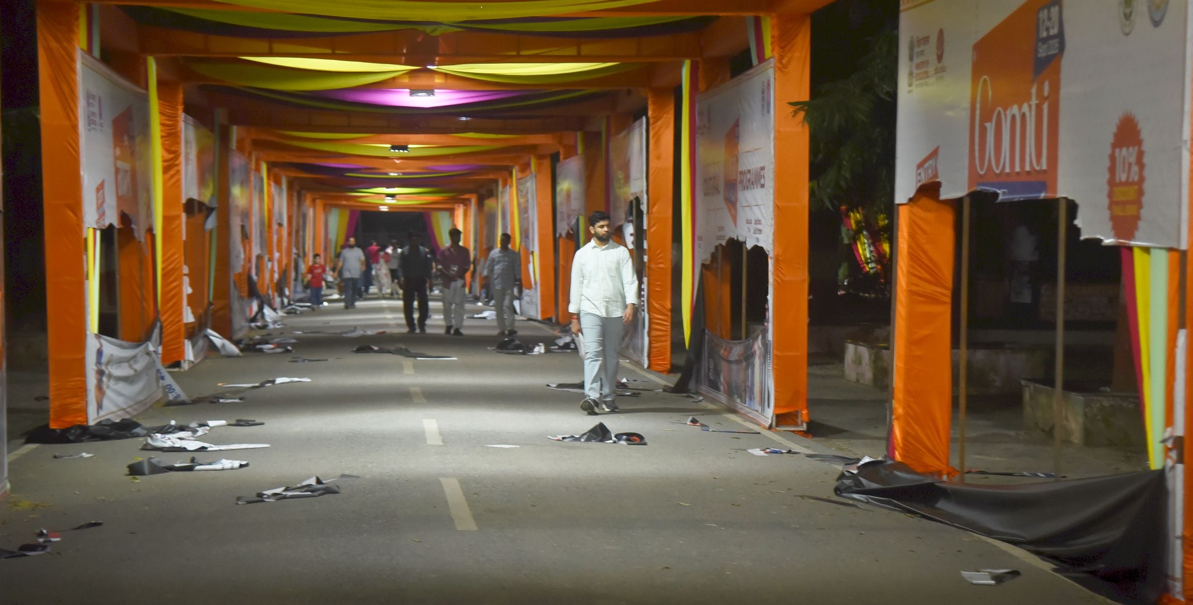 निलंबन के विरोध में लविवि परिसर में बुधवा को प्रदर्शन हुआ। निलंबन के विरोध में लविवि परिसर में बुधवा को प्रदर्शन हुआ।