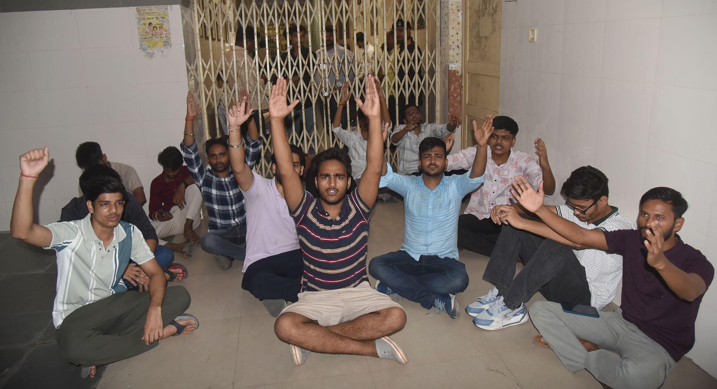 निलंबन के विरोध में लविवि परिसर में बुधवा को प्रदर्शन हुआ। निलंबन के विरोध में लविवि परिसर में बुधवा को प्रदर्शन हुआ।