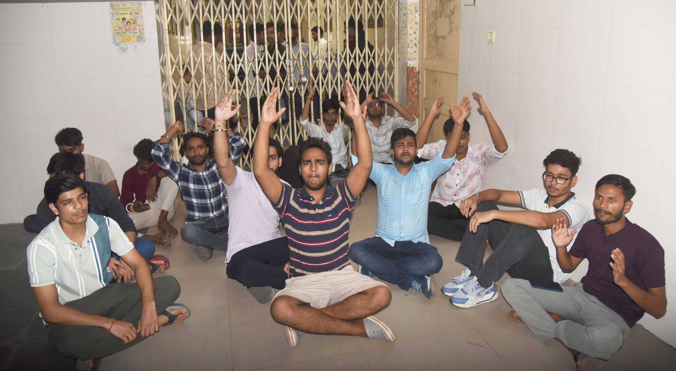 निलंबन के विरोध में लविवि परिसर में बुधवा को प्रदर्शन हुआ। निलंबन के विरोध में लविवि परिसर में बुधवा को प्रदर्शन हुआ।