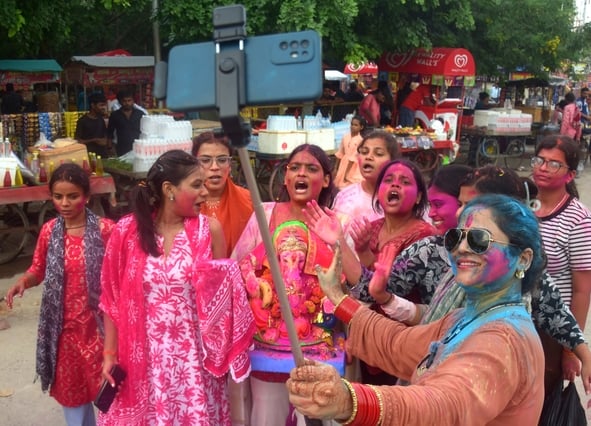 पंडालों में सांस्कृतिक कार्यक्रमों की प्रस्तुति देते कलाकार व गणेश जी का प्रतिमा का विसर्जन करन