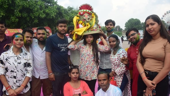 पंडालों में सांस्कृतिक कार्यक्रमों की प्रस्तुति देते कलाकार व गणेश जी का प्रतिमा का विसर्जन करन