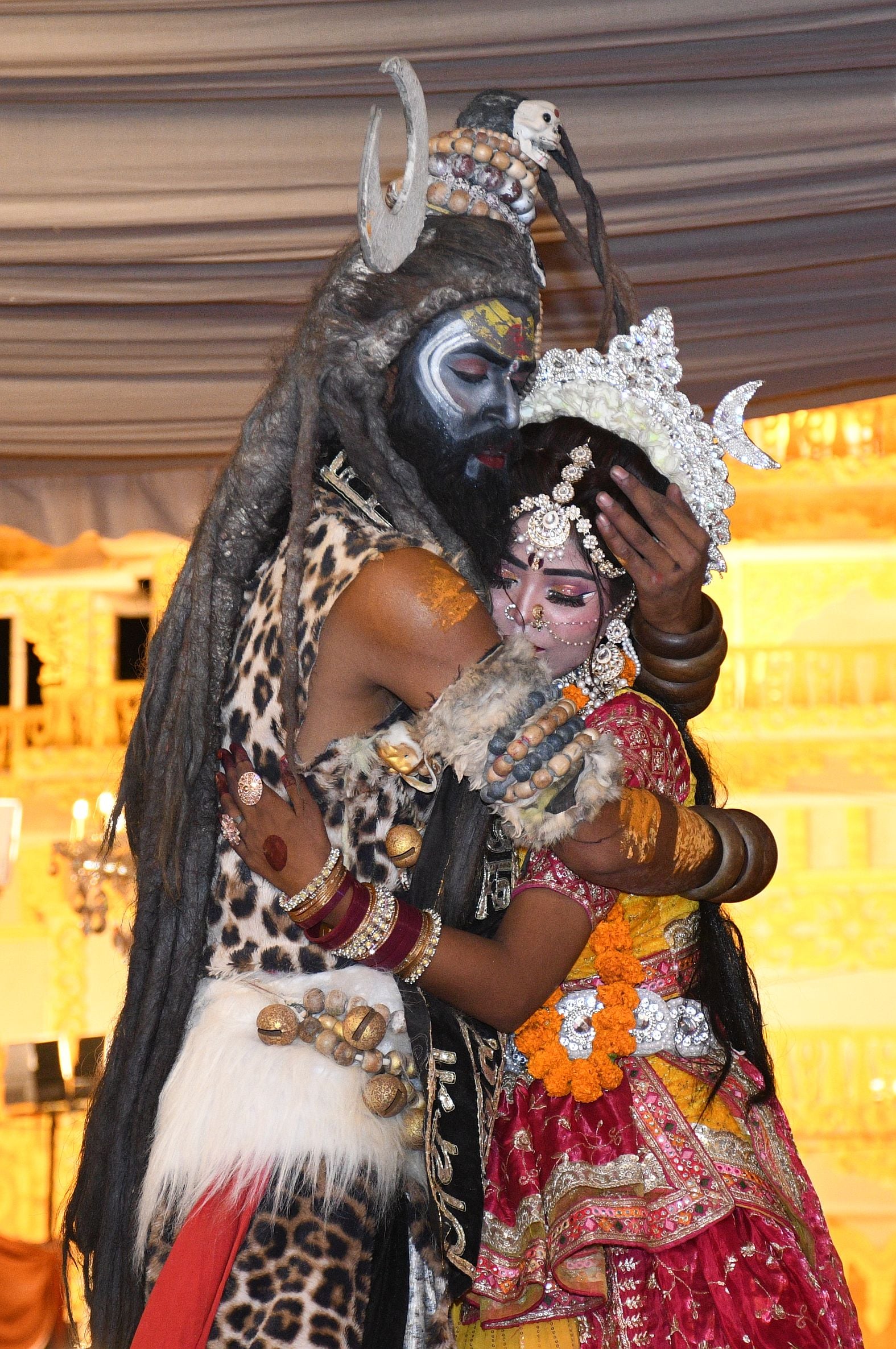 पंडालों में सांस्कृतिक कार्यक्रमों की प्रस्तुति देते कलाकार व गणेश जी का प्रतिमा का विसर्जन करन