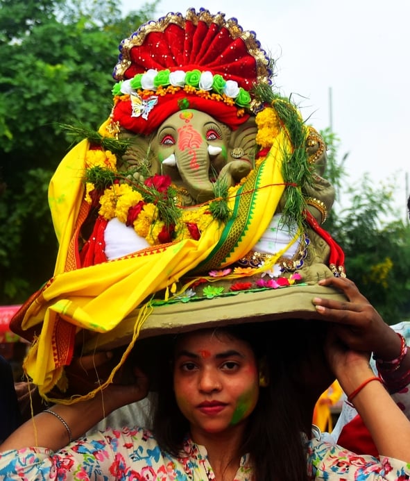 पंडालों में सांस्कृतिक कार्यक्रमों की प्रस्तुति देते कलाकार व गणेश जी का प्रतिमा का विसर्जन करन