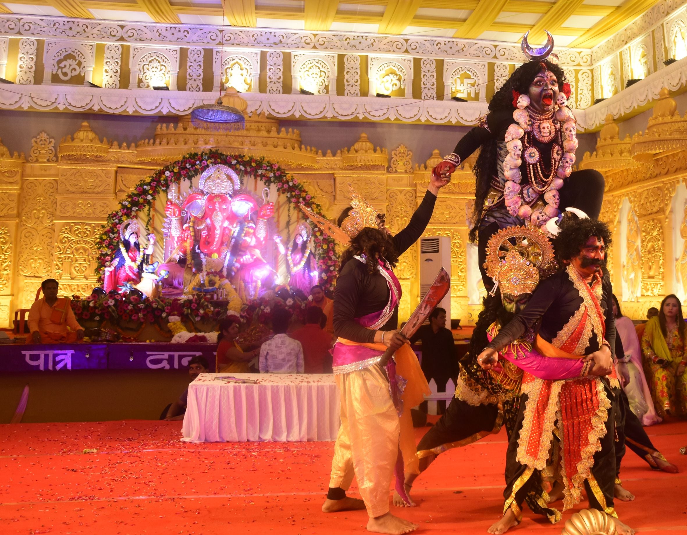 पंडालों में सांस्कृतिक कार्यक्रमों की प्रस्तुति देते कलाकार व गणेश जी का प्रतिमा का विसर्जन करन