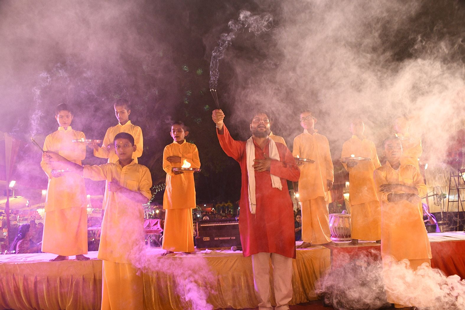 पंडालों में सांस्कृतिक कार्यक्रमों की प्रस्तुति देते कलाकार व गणेश जी का प्रतिमा का विसर्जन करन