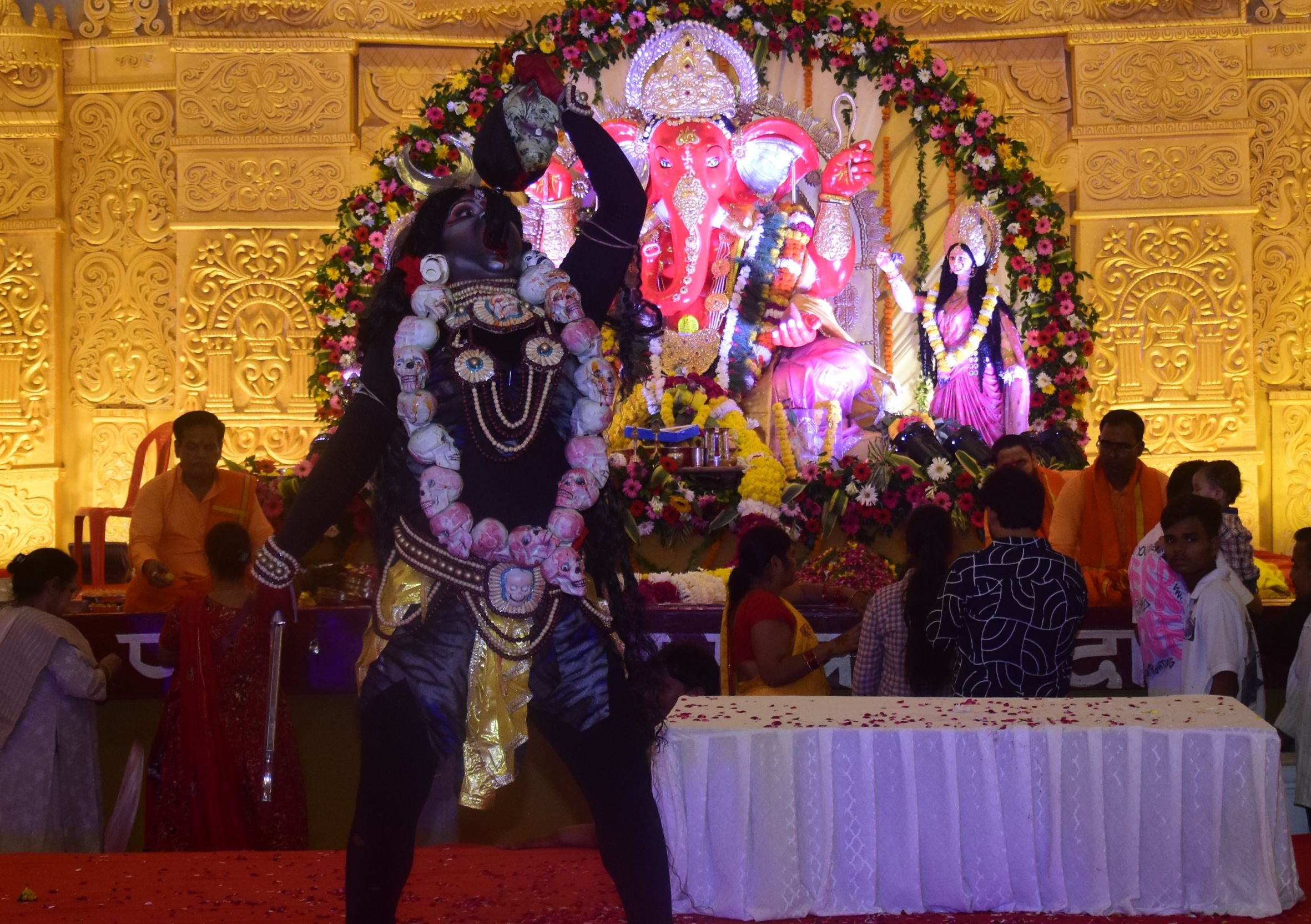 पंडालों में सांस्कृतिक कार्यक्रमों की प्रस्तुति देते कलाकार व गणेश जी का प्रतिमा का विसर्जन करन