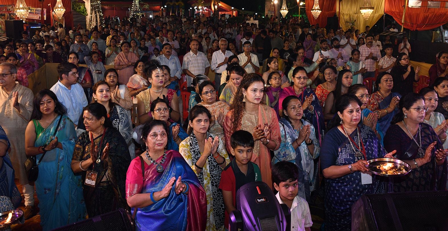 पंडालों में सांस्कृतिक कार्यक्रमों की प्रस्तुति देते कलाकार व गणेश जी का प्रतिमा का विसर्जन करन