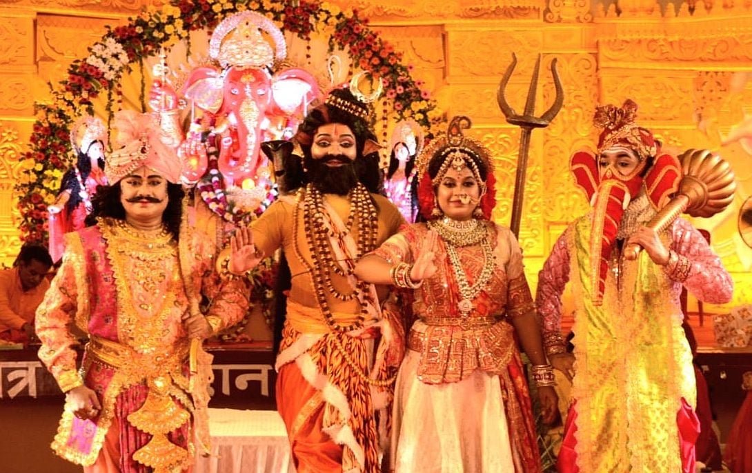 पंडालों में सांस्कृतिक कार्यक्रमों की प्रस्तुति देते कलाकार व गणेश जी का प्रतिमा का विसर्जन करन